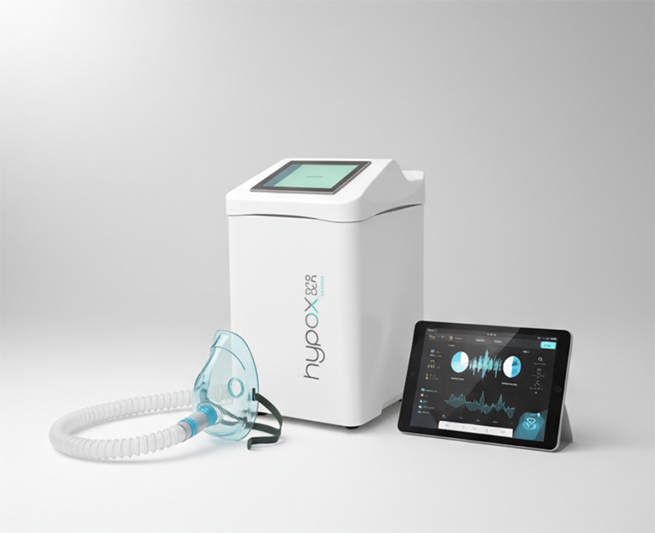 Hypox-Breath-System bestehend aus Basisgerät, Atemmaske und einem Tablet zur Datenüberwachung.